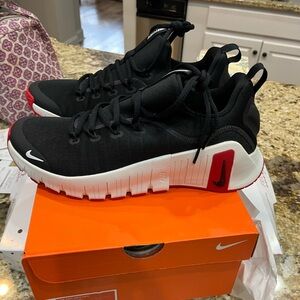 Nike Men’s metcon 6 Black and White Sneakers with Red Accents